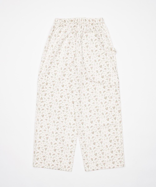fekete floral cargo pants 小花柄ワイドカーゴパンツ FEKETE（フェケテ）の「floral cargo pants / 小花柄ワイド