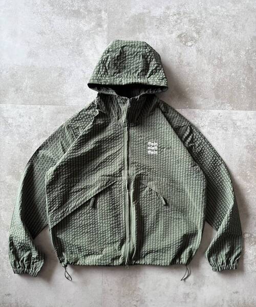 FFEIN(フェイン)の「3段ロゴチェックマウンテンパーカー / ダブルジップ フーディ アウター ワンポイント(ブルゾン・メンズ・ブルーグレー/スカイブルー/グリーン/レッド・LARGE/MEDIUM/SMALL)」の3枚目の写真