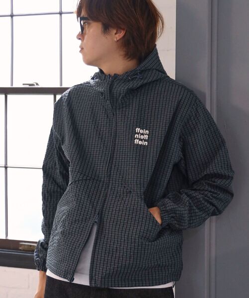 FFEIN(フェイン)の「3段ロゴチェックマウンテンパーカー / ダブルジップ フーディ アウター ワンポイント(ブルゾン・メンズ・ブルーグレー/スカイブルー/グリーン/レッド・LARGE/MEDIUM/SMALL)」の2枚目の写真