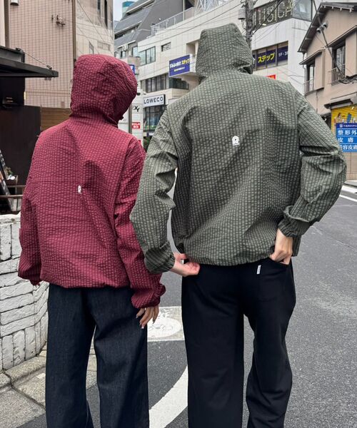 FFEIN(フェイン)の「3段ロゴチェックマウンテンパーカー / ダブルジップ フーディ アウター ワンポイント(ブルゾン・メンズ・ブルーグレー/スカイブルー/グリーン/レッド・LARGE/MEDIUM/SMALL)」の9枚目の写真