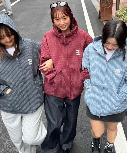 FFEIN(フェイン)の「3段ロゴチェックマウンテンパーカー / ダブルジップ フーディ アウター ワンポイント(ブルゾン・メンズ・ブルーグレー/スカイブルー/グリーン/レッド・LARGE/MEDIUM/SMALL)」の10枚目の写真