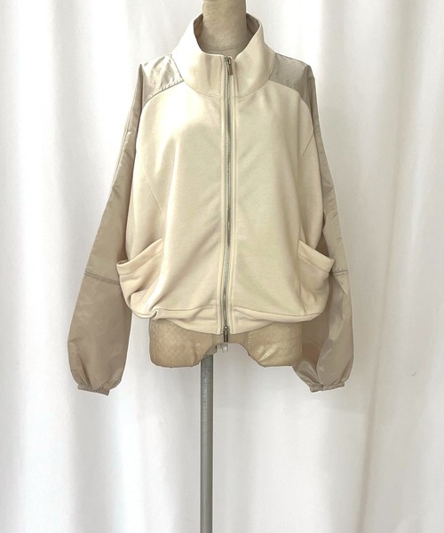 Q（キュー）の「サテンドッキングドロストブルゾン（ブルゾン・レディース・ブラック/アイボリー・MEDIUM）」の9枚目の写真