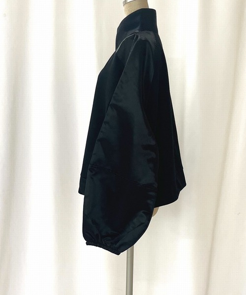 Q（キュー）の「サテンドッキングドロストブルゾン（ブルゾン・レディース・ブラック/アイボリー・MEDIUM）」の4枚目の写真