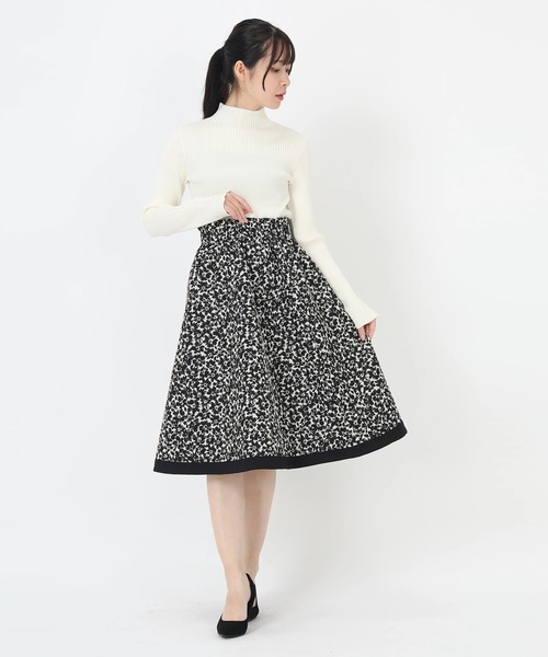 UNIVERVAL MUSE（ユニバーバル ミューズ）の「リバーシブルジャガード_リバーシブルフラワージャガードスカート（スカート・レディース・ホワイト×ブラック・2）」の8枚目の写真