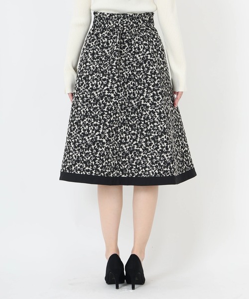 UNIVERVAL MUSE（ユニバーバル ミューズ）の「リバーシブルジャガード_リバーシブルフラワージャガードスカート（スカート・レディース・ホワイト×ブラック・2）」の3枚目の写真
