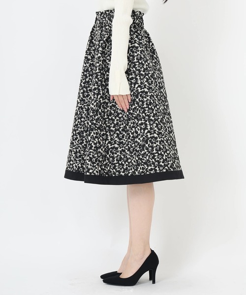 UNIVERVAL MUSE（ユニバーバル ミューズ）の「リバーシブルジャガード_リバーシブルフラワージャガードスカート（スカート・レディース・ホワイト×ブラック・2）」の4枚目の写真
