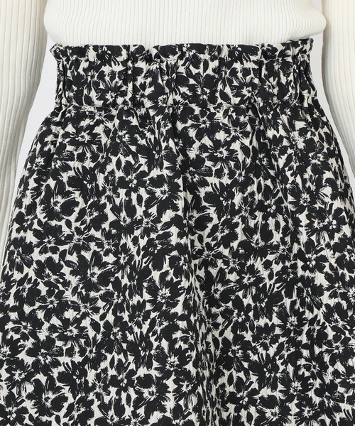 UNIVERVAL MUSE（ユニバーバル ミューズ）の「リバーシブルジャガード_リバーシブルフラワージャガードスカート（スカート・レディース・ホワイト×ブラック・2）」の5枚目の写真