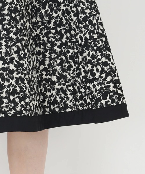 UNIVERVAL MUSE（ユニバーバル ミューズ）の「リバーシブルジャガード_リバーシブルフラワージャガードスカート（スカート・レディース・ホワイト×ブラック・2）」の7枚目の写真