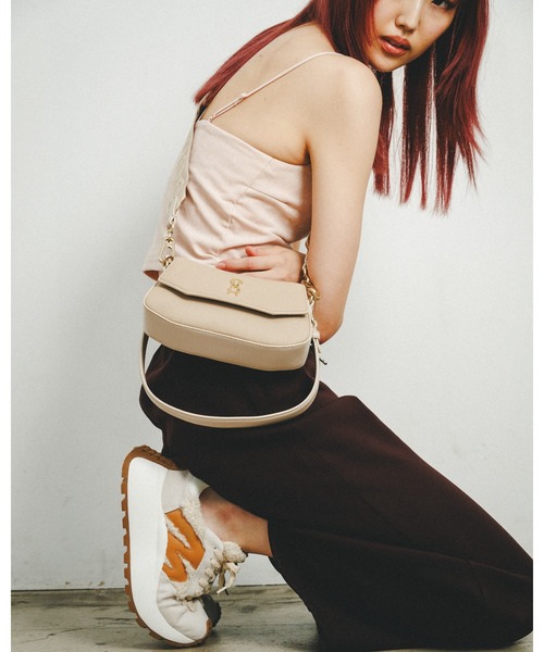 STEVE MADDEN（スティーブマデン）の「ラウンドフラップショルダーバッグ/S.MADDEN BTAIGA-VA（ショルダーバッグ・レディース・ブラック×ゴールド/ベージュ系その他・F）」の2枚目の写真