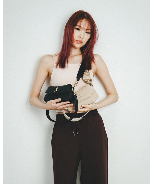 STEVE MADDEN（スティーブマデン）の「ラウンドフラップショルダーバッグ/S.MADDEN BTAIGA-VA（ショルダーバッグ・レディース・ブラック×ゴールド/ベージュ系その他・F）」の4枚目の写真