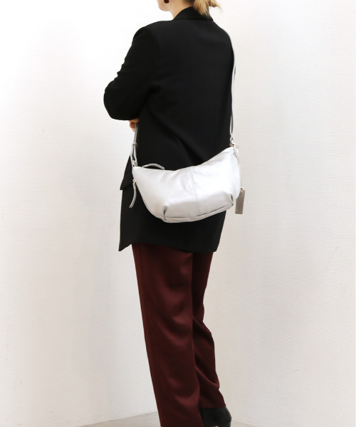 ATLANTA（アトランタ）の「アトランタ ATLANTA / やぎ革軽量ハーフムーンショルダー（ショルダーバッグ・レディース・ベージュ/シルバー系その他3/ブラック/カーキ・FREE）」の5枚目の写真