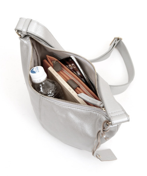 ATLANTA（アトランタ）の「アトランタ ATLANTA / やぎ革軽量ハーフムーンショルダー（ショルダーバッグ・レディース・ベージュ/シルバー系その他3/ブラック/カーキ・FREE）」の8枚目の写真