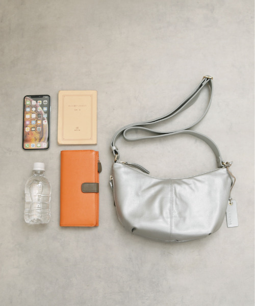 ATLANTA（アトランタ）の「アトランタ ATLANTA / やぎ革軽量ハーフムーンショルダー（ショルダーバッグ・レディース・ベージュ/シルバー系その他3/ブラック/カーキ・FREE）」の10枚目の写真