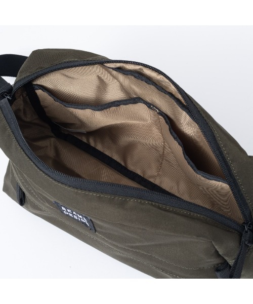 BEAMS DESIGN(ビームス デザイン)の「BEAMSDESIGN(ビームスデザイン)Diagonal ショルダーバッグ(ショルダーバッグ・メンズ・ブラック/カーキ/オリーブ/ネイビー・FREE)」の9枚目の写真