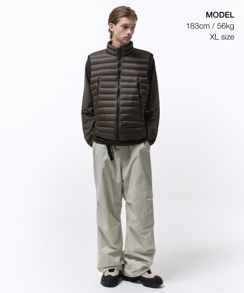 MUSINSA STANDARD（ムシンサスタンダード）の「[シティレジャー] シアーリップストップハイネックライトダウンベスト [ブラウン]（ダウンベスト・メンズ・その他・MEDIUM/LARGE/X-LARGE/XX-LARGE）」の2枚目の写真