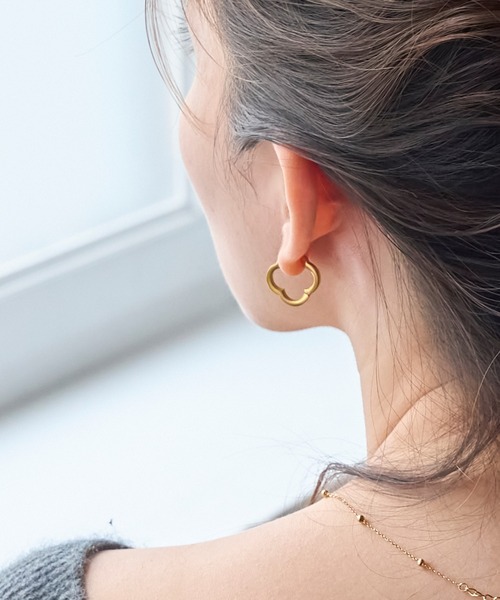 Phoebe（フィービィー）の「【金属アレルギー対応】ストレートワンタッチフープピアス/サージカルステンレス（片耳）（ピアス（片耳用）・レディース・シルバー系2/ゴールド系1/シルバー系1/ゴールド系2・FREE）」の11枚目の写真