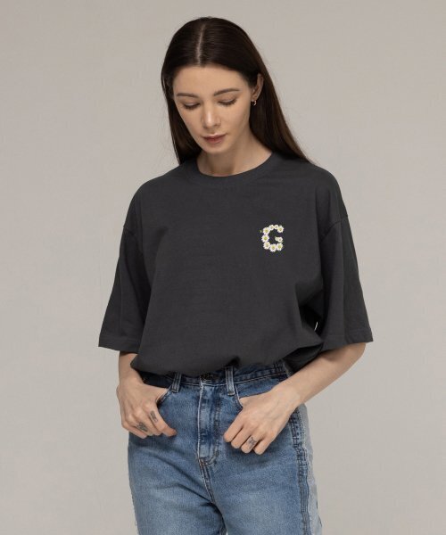 GRAVER（グレーバー）の「[ユニセックス]スモールGフラワースマイル半袖Tシャツ_チャコール（Tシャツ/カットソー・レディース・チャコール・SMALL/LARGE）」の2枚目の写真