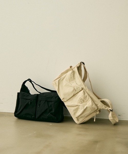 full/fill.(フルフィル)の「out pocket square shoulder bag / アウトポケットスクエアショルダーバッグ(ショルダーバッグ・レディース・アイボリー/ブラック・FREE)」の2枚目の写真