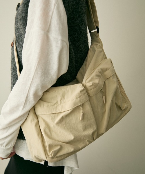 full/fill.(フルフィル)の「out pocket square shoulder bag / アウトポケットスクエアショルダーバッグ(ショルダーバッグ・レディース・アイボリー/ブラック・FREE)」の3枚目の写真