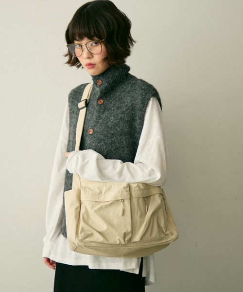 full/fill.(フルフィル)の「out pocket square shoulder bag / アウトポケットスクエアショルダーバッグ(ショルダーバッグ・レディース・アイボリー/ブラック・FREE)」の12枚目の写真
