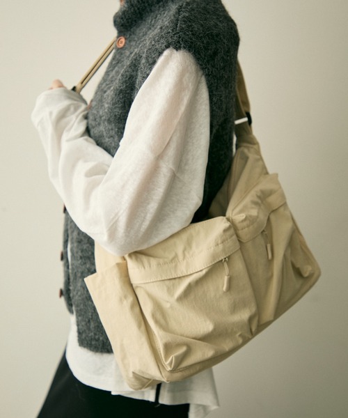 full/fill.(フルフィル)の「out pocket square shoulder bag / アウトポケットスクエアショルダーバッグ(ショルダーバッグ・レディース・アイボリー/ブラック・FREE)」の11枚目の写真