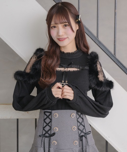 couture BY ROJITA（クチュールバイロジータ）の「ファーショルダートップス（Tシャツ/カットソー・レディース・パープル/ホワイト/ブラック・FREE）」の2枚目の写真