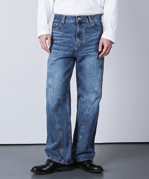 KND(ケイエヌディ)の「ワイドフィットダイアグナルアークウォッシュデニム(デニムパンツ・メンズ・その他・1(S)/2(M)/3(L))」の2枚目の写真