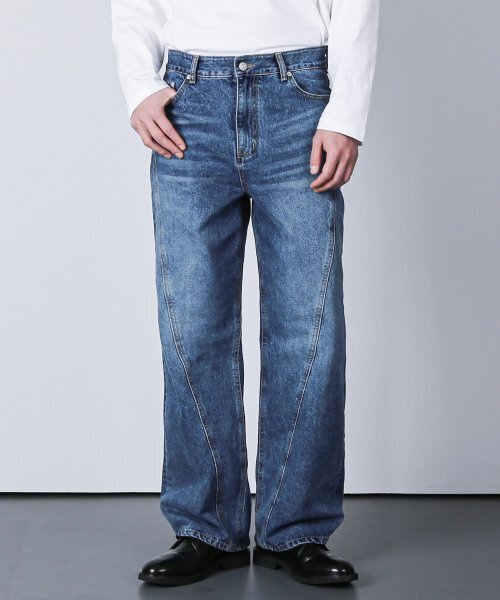 KND(ケイエヌディ)の「ワイドフィットダイアグナルアークウォッシュデニム(デニムパンツ・メンズ・その他・1(S)/2(M)/3(L))」の3枚目の写真