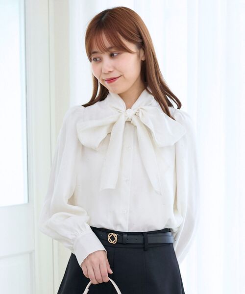 MAJESTIC LEGON(マジェスティックレゴン)の「バリエボウタイブラウス(シャツ/ブラウス・レディース・ホワイト系その他2/ブルー/オフホワイト/ホワイト系その他/ピンク・MEDIUM)」の2枚目の写真