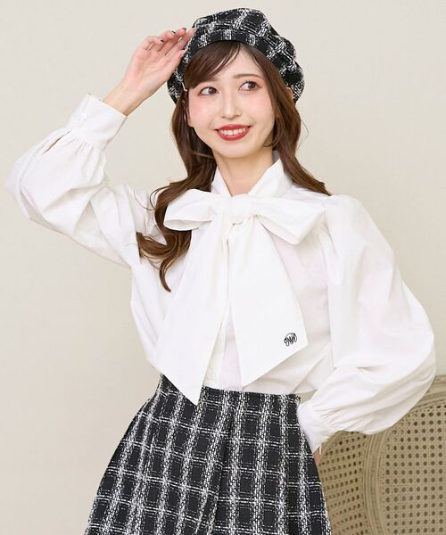 MAJESTIC LEGON(マジェスティックレゴン)の「バリエボウタイブラウス(シャツ/ブラウス・レディース・ホワイト系その他2/ブルー/オフホワイト/ホワイト系その他/ピンク・MEDIUM)」の1枚目の写真