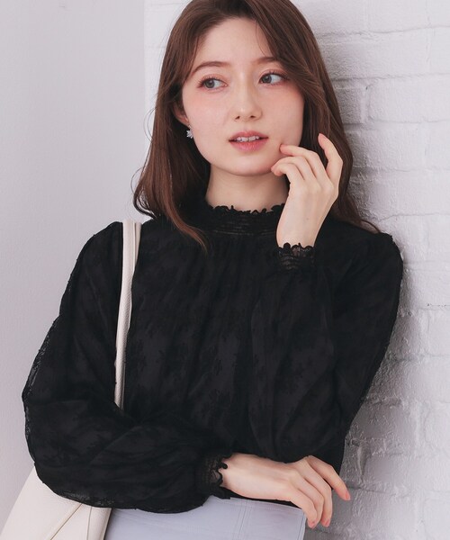 index(インデックス)の「フリルハイネックレーストップス【洗濯機OK】(シャツ/ブラウス・レディース・オフホワイト/ブラック/ベージュ系その他7・42/40/38/36)」の2枚目の写真