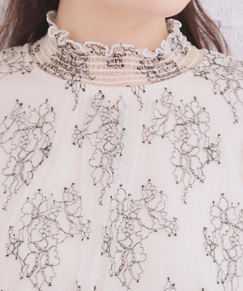 index(インデックス)の「フリルハイネックレーストップス【洗濯機OK】(シャツ/ブラウス・レディース・オフホワイト/ブラック/ベージュ系その他7・42/40/38/36)」の19枚目の写真