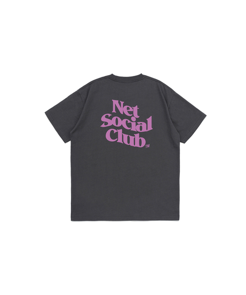 NET SOCIAL CLUB(ネットソーシャルクラブ)の「ウェーブビビッドロゴ半袖Tシャツ(チャコール)(Tシャツ/カットソー・レディース・チャコール・S/M/L/XL)」の1枚目の写真
