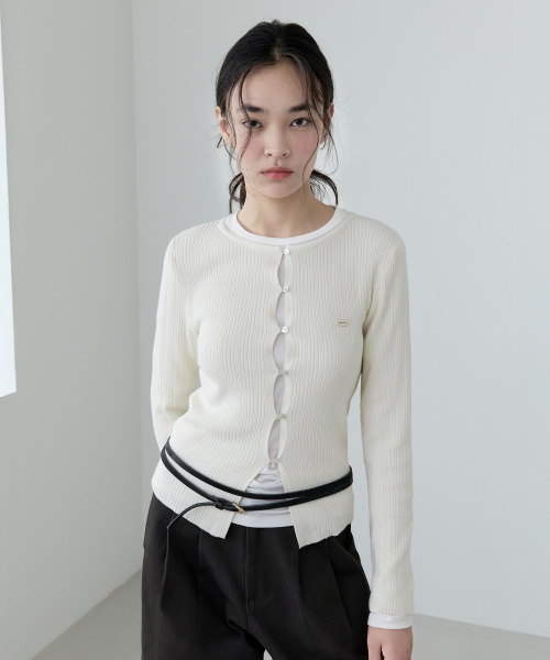 ROLAROLA(ロラロラ)の「BUTTON POINT SLIM CARDIGAN IVORY(カーディガン/ボレロ・レディース・アイボリー・FREE)」の1枚目の写真