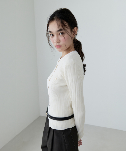 ROLAROLA(ロラロラ)の「BUTTON POINT SLIM CARDIGAN IVORY(カーディガン/ボレロ・レディース・アイボリー・FREE)」の2枚目の写真