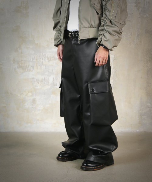 ROCKPSYCHO（ロックサイコ）の「マットレザー カーゴパンツ ブラック（その他パンツ・メンズ・ブラック・LARGE/MEDIUM）」の13枚目の写真