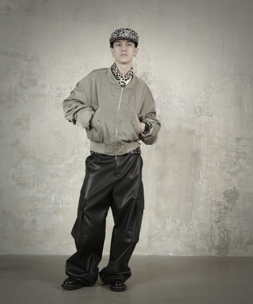 ROCKPSYCHO（ロックサイコ）の「マットレザー カーゴパンツ ブラック（その他パンツ・メンズ・ブラック・LARGE/MEDIUM）」の2枚目の写真