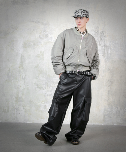ROCKPSYCHO（ロックサイコ）の「マットレザー カーゴパンツ ブラック（その他パンツ・メンズ・ブラック・LARGE/MEDIUM）」の6枚目の写真