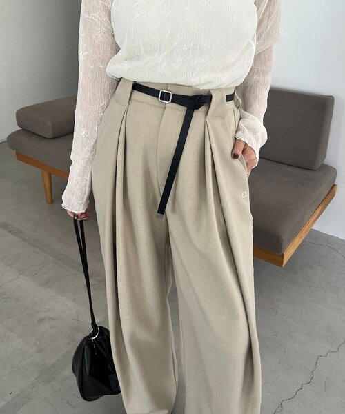 CAPRICIEUX LE'MAGE(カプリシューレマージュ)の「〈C.L〉レザーベルト付変形タックパンツ(その他パンツ・レディース・ブラック/ベージュ・36/38)」の2枚目の写真