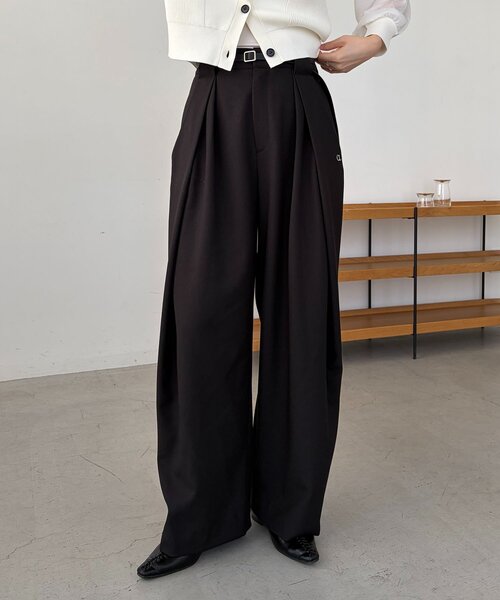 CAPRICIEUX LE'MAGE(カプリシューレマージュ)の「〈C.L〉レザーベルト付変形タックパンツ(その他パンツ・レディース・ブラック/ベージュ・36/38)」の1枚目の写真