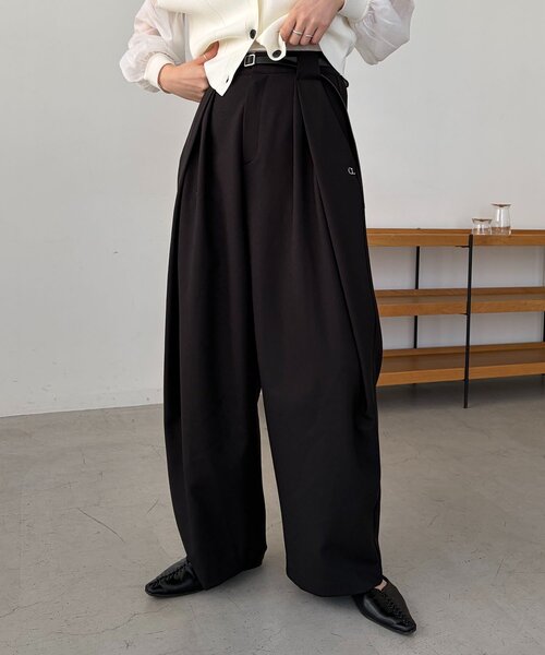 CAPRICIEUX LE'MAGE(カプリシューレマージュ)の「〈C.L〉レザーベルト付変形タックパンツ(その他パンツ・レディース・ブラック/ベージュ・36/38)」の3枚目の写真