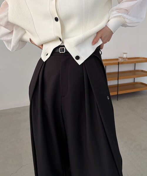 CAPRICIEUX LE'MAGE(カプリシューレマージュ)の「〈C.L〉レザーベルト付変形タックパンツ(その他パンツ・レディース・ブラック/ベージュ・36/38)」の4枚目の写真