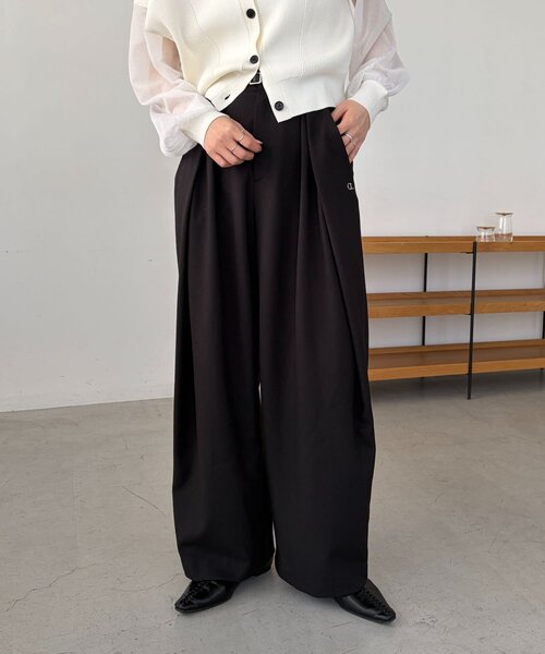 CAPRICIEUX LE'MAGE(カプリシューレマージュ)の「〈C.L〉レザーベルト付変形タックパンツ(その他パンツ・レディース・ブラック/ベージュ・36/38)」の6枚目の写真