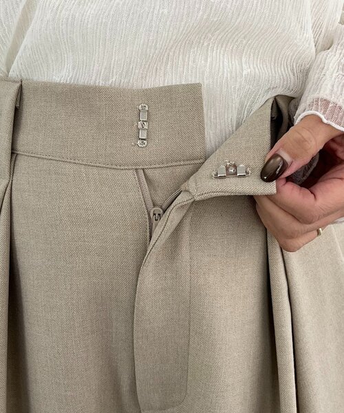 CAPRICIEUX LE'MAGE(カプリシューレマージュ)の「〈C.L〉レザーベルト付変形タックパンツ(その他パンツ・レディース・ブラック/ベージュ・36/38)」の21枚目の写真