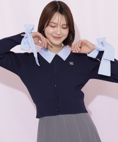JILL by JILL STUART(ジルバイジルスチュアート)の「袖リボンケーブルカーディガン(ニット/セーター・レディース・グレー/ホワイト/ネイビー・FREE)」の1枚目の写真