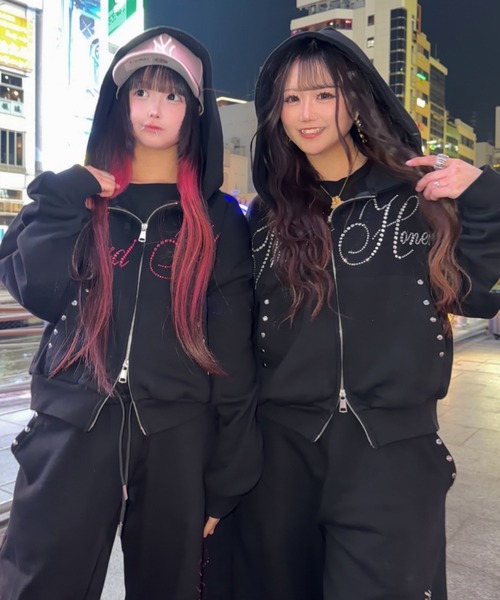 ATMARK（アットマーク）の「【めるぷち相塲星音様着用】《3サイズ展開　/　UNISEX　》ATMARK THラインストーンロゴ　リベットデザイン　ジップパーカー　セットアップ可能（パーカー・メンズ・ブラック/ブラック×ピンク/グレー/グレー×ピンク・S/M/L）」の2枚目の写真