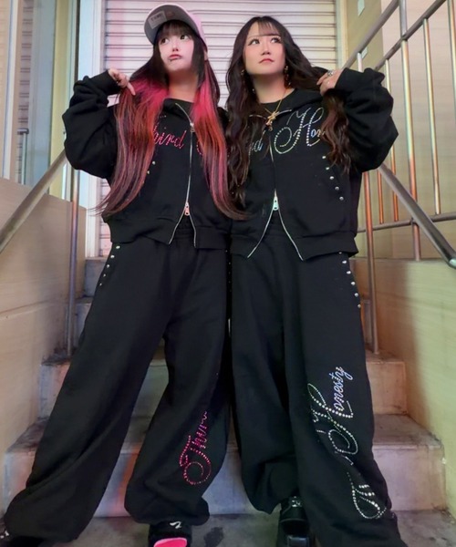 ATMARK（アットマーク）の「【めるぷち相塲星音様着用】《3サイズ展開　/　UNISEX　》ATMARK THラインストーンロゴ　リベットデザイン　ジップパーカー　セットアップ可能（パーカー・メンズ・ブラック/ブラック×ピンク/グレー/グレー×ピンク・S/M/L）」の8枚目の写真