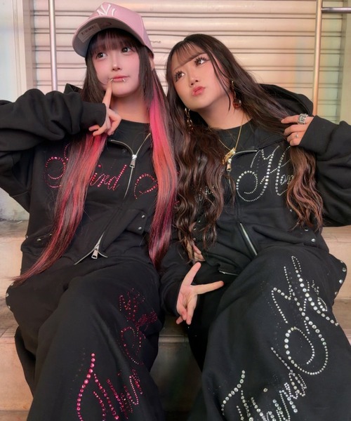 ATMARK（アットマーク）の「【めるぷち相塲星音様着用】《3サイズ展開　/　UNISEX　》ATMARK THラインストーンロゴ　リベットデザイン　ジップパーカー　セットアップ可能（パーカー・メンズ・ブラック/ブラック×ピンク/グレー/グレー×ピンク・S/M/L）」の11枚目の写真