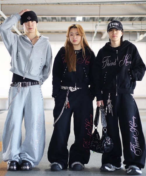 ATMARK（アットマーク）の「【めるぷち相塲星音様着用】《3サイズ展開　/　UNISEX　》ATMARK THラインストーンロゴ　リベットデザイン　ジップパーカー　セットアップ可能（パーカー・メンズ・ブラック/ブラック×ピンク/グレー/グレー×ピンク・S/M/L）」の5枚目の写真