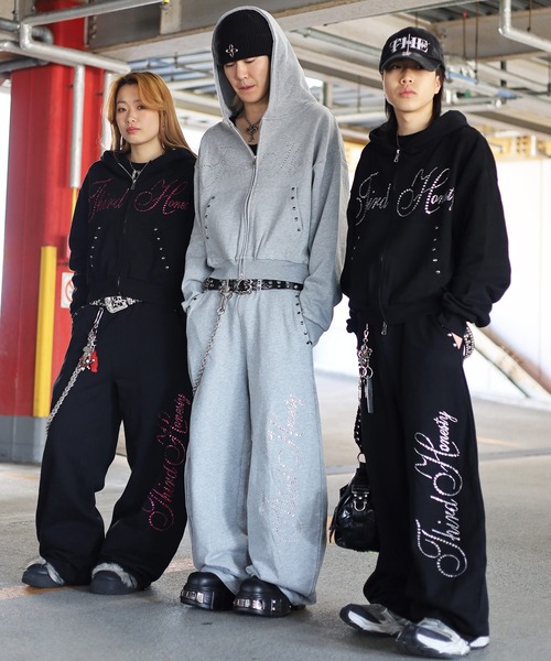 ATMARK（アットマーク）の「【めるぷち相塲星音様着用】《3サイズ展開　/　UNISEX　》ATMARK THラインストーンロゴ　リベットデザイン　ジップパーカー　セットアップ可能（パーカー・メンズ・ブラック/ブラック×ピンク/グレー/グレー×ピンク・S/M/L）」の6枚目の写真